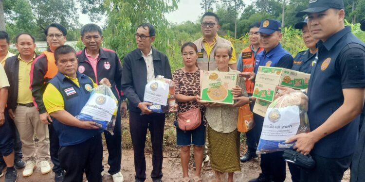 สกลนคร ชาวบ้านยิ้ม นอภ.เมืองฯพร้อมเครือข่ายซับน้ำตามอบของบรรเทาทุกข์ผู้ประสบภัยน้ำท่วม