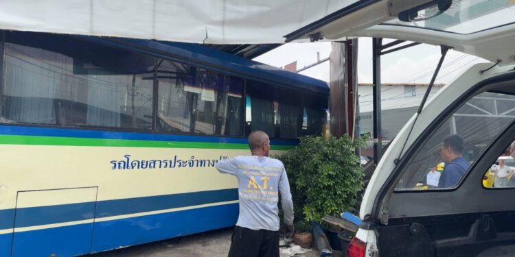 นนทบุรี วงจรปิด คืบหน้า รถเมล์สาย 166 หักหลบรถเมล์อีกคันขณะยูเทิร์นเสียหลัก พุ่งชนอู่แท็กซี่พังยับ บาดเจ็บ 2 เสียหายกว่า 1 ล้าน