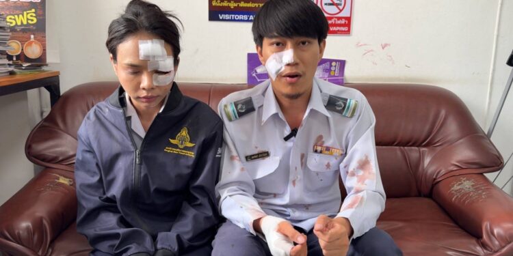 นนทบุรี ต่อข่าวเปิดใจคู่รักรถเมล์! นาทีหักหลบยูเทิร์นไม่เปิดไฟเลี้ยว พุ่งชนอู่แท็กซี่พังยับ เจ็บคู่ รอเจรจาที่โรงพักบางบัวทอง