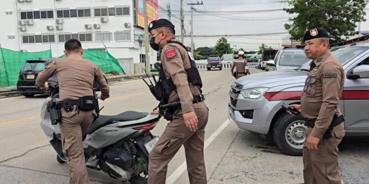 นนทบุรี คลิป หนุ่มพาณิชย์ขับขี่รถจยย.ไปรับเพื่อนสาวหน้าโรงเรียนชื่อดัง ก่อนเจอกลุ่มคู่อริรุมทำร้าย เตะหน้าสลบ