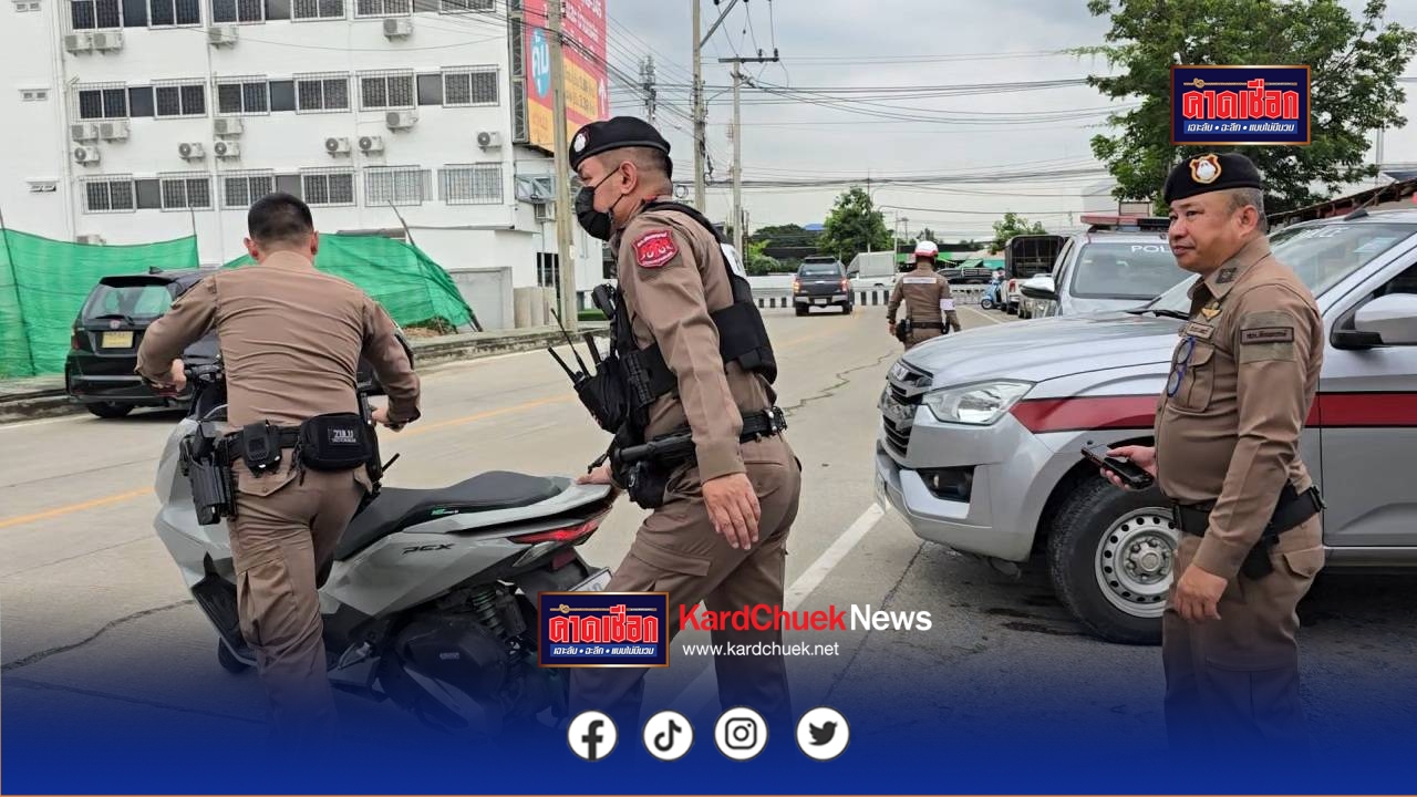 นนทบุรี คลิป หนุ่มพาณิชย์ขับขี่รถจยย.ไปรับเพื่อนสาวหน้าโรงเรียนชื่อดัง ก่อนเจอกลุ่มคู่อริรุมทำร้าย เตะหน้าสลบ