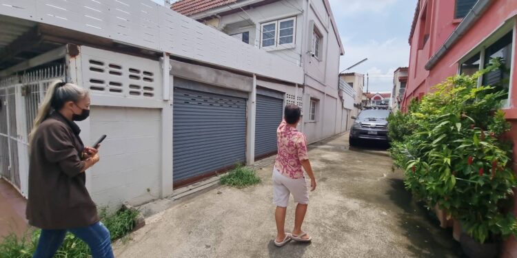 ย้ายหนีแล้วเพื่อนบ้าน ฝ่าฝืนคำสั่งศาลฯ ให้อาหารนกพิราบไม่เลิก.ด่ากราด-ยกเท้าให้โดนป้าทำลายกล้องวงจรปิด แถมท้าทายจะมีใครมากล้าจับ