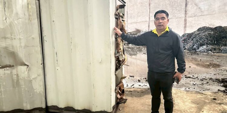  สั่งปิดโรงงานทุนจีน คัดแยกเศษสายไฟและชิ้นส่วนอิเล็กทรอนิกส์ “อุตสาหกรรมจังหวัดปราจีนบุรี ลงพื้นที่ตรวจสอบโรงงาน หมู่ที่ 3 ตำบลบ้านนา อำเ ภอกบินทร์บุรี จังหวัดปราจีนบุรี”โรงงานคัดแยกเศษสายไฟและชิ้นส่วนอิเล็กทรอนิกส์ จากการตรวจสอบพบการติดตั้งเครื่องจักรโดยไม่ได้รับอนุญาตสั่งให้ระงับการกระทำที่ฝ่าฝืนตามมาพระราชบัญญัติโรงงาน พ.ศ. 2535 และที่แก้ไขเพิ่มเติม ทันทีพร้อม ทั้งได้ยึดอายัดของกลาง