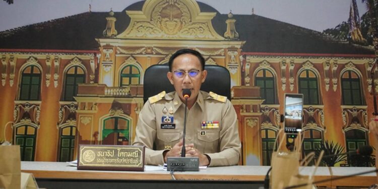 EECพบสื่อมวลชน แจง“ปราจีนบุรีสู่ EEC จังหวัดที่ 4 สื่อสับเละ! สงสัยที่ผ่านมาคนเข้าประชุมย่อยEECพบเพียงผู้นำท้องถิ่นแห่งละ 10 กว่าคน ใน 2 อำเภอ หรือ แม้สื่อยังตอบคำถามชาวบ้านไม่ได้EECคืออะไร ให้ฟังเสียงจริงความเห็นคนปราจีนฯให้รอบด้านมากกว่านี้ ระบุสื่อ “ไม่เอาEEC ยังกลัวเป็นถังขยะโลก! ขณะจังหวัดปราจีนฯขอความจริงใจจังหวัดปราจีนบุรีพร้อมเป็นคนกลางจัดเวทีให้ ขอความจริงใจให้ พี่น้องประชาชน หวาดระแวง ให้ eec ตอบข้อสงสัยจะ ตรงไปตรงมา