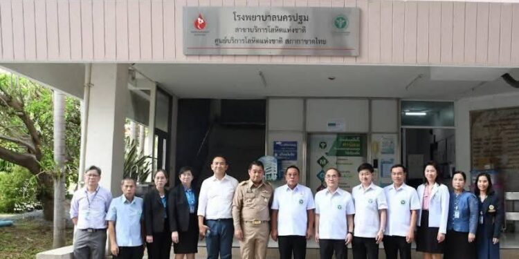 จ.นครปฐม นายอนุชา สะสมทรัพย์ รัฐมนตรีช่วยว่าการกระทรวงสาธารณสุข ลงพื้นที่ให้กำลังใจเจ้าหน้าที่โรงพยาบาลนครปฐม พร้อมขอบคุณประชาชนผู้ที่ร่วมบริจาคโลหิตเพื่อช่วยเหลือผู้ป่วยฉุกเฉินในพื้นที่ชายแดน ซึ่งทางโรงพยาบาลฯ ได้เร่งจัดส่งโลหิต