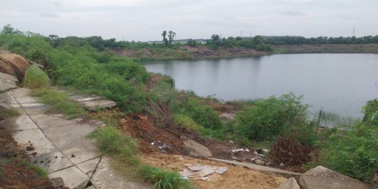 ศูนย์ดำรงค์ธรรมจังหวัดนครปฐม ประสานหลายหน่วยงานแก้ปัญหาถนนทรุดยาว 800 เมตรชาวบ้านเดือดร้อน 200 ครัวเรือน