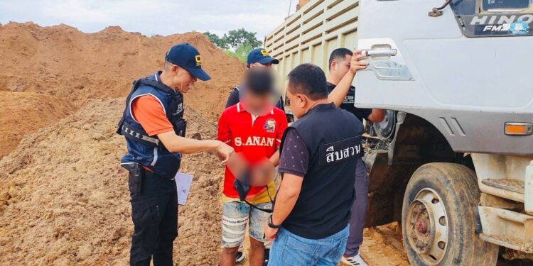 ตำรวจสอบสวนกลางรวบหนึ่งในขบวนการขนยานรกจากประเทศเพื่อนบ้านเข้าไทย  มูลค่ากว่า 393 ล้านบาท