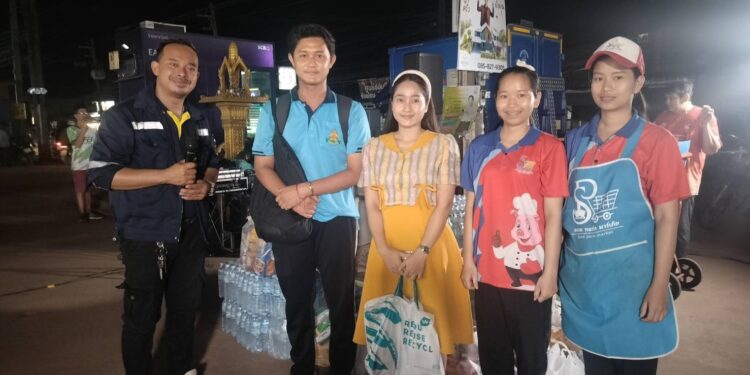 ดึกไม่เป็นปัญหา!พบหนุ่ม-สาวฉันทนาส่งข้าวของกำลังใจช่วยผู้ประสบภัยจากการสู้รบและผู้อพยพพื้นที่ตามแนวชายแดนหลังออกกะดลิกงานบริจาคสิ่งของเครื่องใช้ น้ำดื่ม และ ข้าวสารอาหารแห้งผ่านกู้ภัยร่วมกตัญญูจ.ปราจีนบุรี ย่านนิคมอุตสาหกรรมตั้งแต่ค่ำจรดดึกนี้อื้อ!