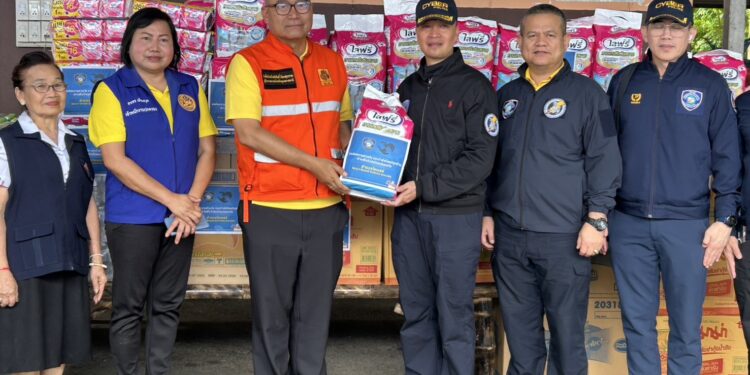 ตำรวจไซเบอร์ห่วงใยประชาชนชายแดน! ผบช.สอท. นำคณะลงพื้นที่มอบสิ่งของ-เติมพลังใจแก่ศูนย์อพยพ จว อุบลราชธานี