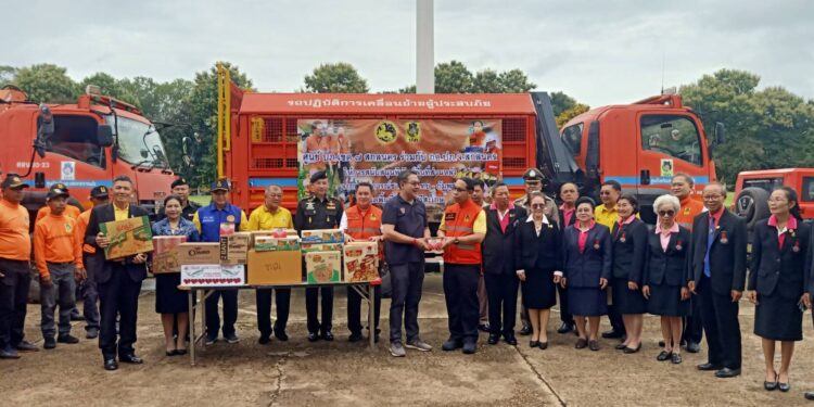 สกลนคร ปล่อยขบวนเครื่องอุปโภคบริโภค เครื่องจักรกลสนับสนุนทหารชายแดน