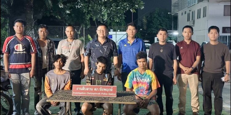 นนทบุรี วงจรปิด ไล่ล่าระทึก! แก๊งลักจยย.ตามใบสั่ง เสพยาซิ่งกระบะหนี ชนรถตำรวจพังยับ สุดท้ายไม่รอด รวบพร้อมของกลางเพียบ