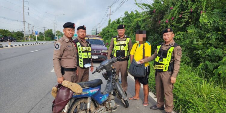 ตำรวจทางหลวงลำปาง-ลำพูน (ส.ทล.2 กก.5 บก.ทล.) จับกุมผู้ต้องหาเสพยาบ้าขับขี่รถจักรยานยนต์ ตรวจค้นพบยาบ้า 28 เม็ด