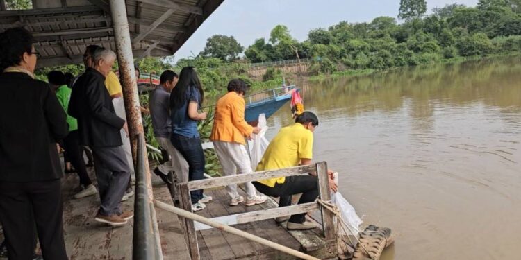 ชาวปราจีนฯรวมใจปล่อยปลา 68 ล้านตัวพร้อมจุดโคมเทียนถวายเป็นพระราชกุศล-ร้องเพลงชาติไทยให้กำลังใจทหารหาญ ให้ประสพชัยชนะ และปลอดภัยกลับมาหาครอบครัว