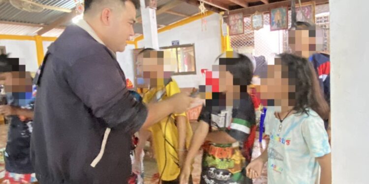 “วราวุธ” ให้กำลังใจ ทีม พม.จังหวัดชายแดนไทย-กัมพูชา กำชับ พมจ.ดูแลตัวเองให้ปลอดภัยด้วย สั่ง ปลัดกระทรวง เตรียมพร้อมหมุนเวียนสับเปลี่ยนทีมจากพื้นที่ใกล้เคียง ย้ำ พม. ช่วยกลุ่มเปราะบาง อพยพเข้าศูนย์พักพิง รับรายงาน ขาดแคลน นมผงเด็ก ผ้าอ้อมผู้ใหญ่ ยารักษาโรค