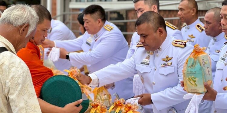 สน.เพชรเกษม ร่วมทำบุญตักบาตร และพิธีลงนามถวายพระพร พระบาทสมเด็จพระเจ้าอยู่หัว เนื่องในโอกาสวันเฉลิมพระชนมพรรษา