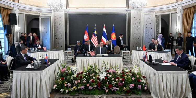 นายภูมิธรรม เวชยชัย รองนายกรัฐมนตรีและรัฐมนตรีว่าการกระทรวงมหาดไทย รักษาราชการแทนนายกรัฐมนตรี และฮุน มาเนต นายกรัฐมนตรีกัมพูชา กำลังนั่งประจันหน้าอยู่ในห้องเดียวกันภายในบ้านพักอย่างเป็นทางการของนายกรัฐมนตรีมาเลเซีย อันวาร์ อิบราฮิม ในเมืองปุตราจายา ซึ่งอยู่ห่างจากกรุงกัวลาลัมเปอร์ประมาณ 30 นาที