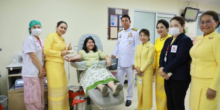 ผู้ว่าฯชลบุรี พร้อมด้วยนายกเหล่ากาชาดจังหวัดชลบุรี ตรวจเยี่ยมและให้กำลังใจ และมอบของที่ระลึกให้กับผู้บริจาคโลหิต