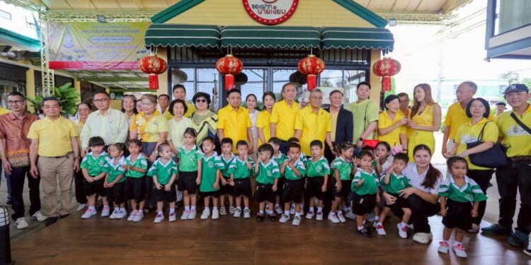 นครปฐม280768 เจ้าสัวเงี๊ยบ นิมนต์คณะสงฆ์ วัดไผ่ล้อมสวด รัตนปริต ถวายในหลวง