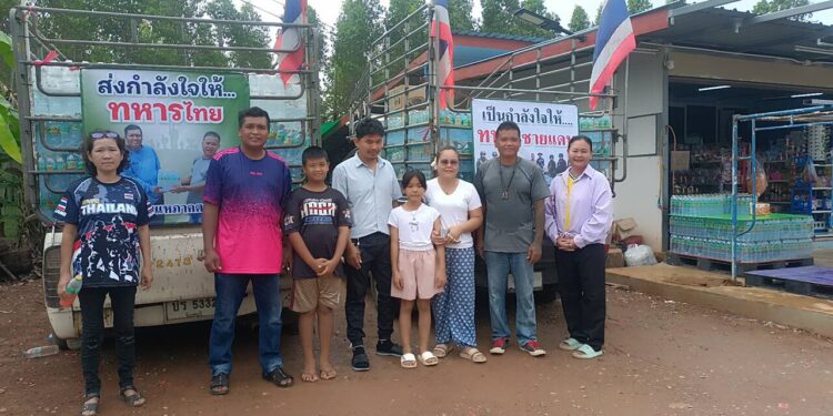 หยุดยาว!กลุ่มเซียนแหนำน้ำดื่ม4ตันใ ห้ทหารชายแดน จ.สุรินทร์ขณะ จ.ปราจีนบุรีนั้นนำโดย ผู้ว่าฯ และ สมาชิกเหล่ากาชาด ได้จัดตั้งศูนย์รับบริจาค