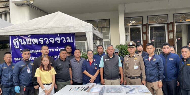 ตำรวจนครบาล ระดมกำลังกว่า 100 นาย ร่วมกันปล่อยแถวปิดล้อม-ตรวจค้น สถาบันชื่อดังย่านปทุมวัน ก่อนวันสถาปนา 