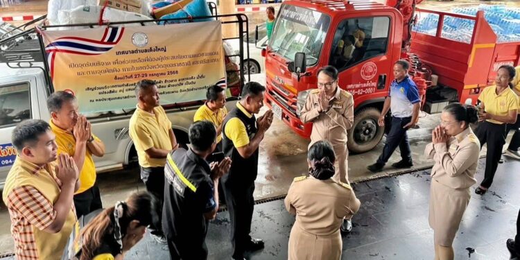 อำนาจเจริญ ธารน้ำใจไม่ขาดสายร่วมส่งมอบสิ่งของที่จำเป็นช่วยเหลือผู้ประสบภัยจากสถานการณ์ความไม่สงบในพื้นที่ชายแดนไทย – กัมพูชา