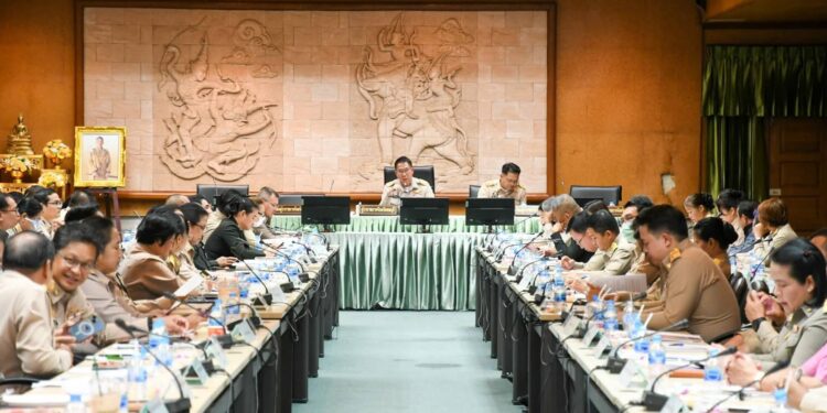 นายธวัชชัย ศรีทอง ผู้ว่าราชการจังหวัดชลบุรีเป็นประธานมอบโล่และเกียรติบัตรแก่บุคคลและหน่วยงานดีเด่นในหลายด้าน ได้แก่ มอบเกียรติบัตรแก่ผู้ได้รับคัดเลือกเป็น อาสาสมัครท้องถิ่นรักษ์โลก ดีเด่นระดับจังหวัด ตามโครงการประกวดอาสาสมัครท้องถิ่นรักษ์โลก ดีเด่นแห่งชาติ