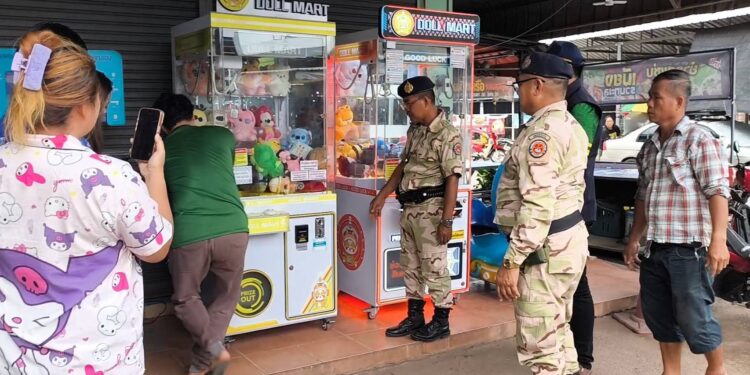 ประจันตคามกวาดล้างตู้คีบตุ๊กตามอมเมา รวม 3ตู้ ถือว่าเป็นการเล่นการพนันโดยไม่ได้รับอนุญาต อันเป็นความผิดตามกฎหมายการพนันในบัญชี ข. หมายเลข 28 ท้ายพระราชบัญญัติการพนัน