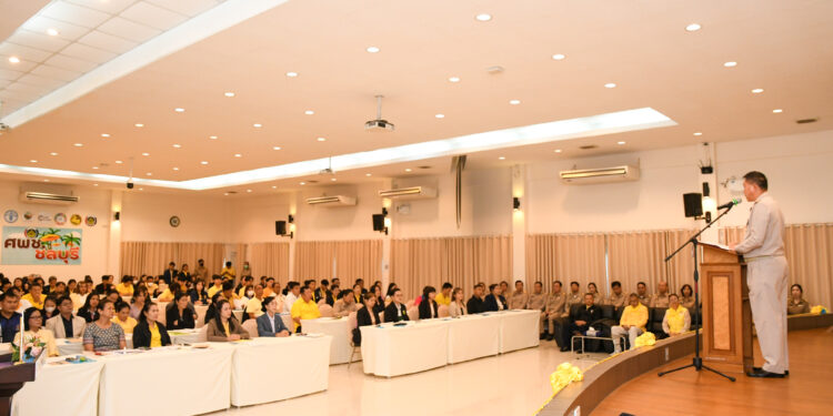 ผู้ว่าฯชลบุรีเปิดอบรมวิทยากร รุ่น 2 ภาคกลาง ภาคตะวันออก และภาคตะวันตกเพื่อทำหน้าที่ถ่ายทอดประวัติศาสตร์ชาติไทย มุ่งส่งเสริมให้คนในชาติมีความสำนึก หวงแหน พร้อมธำรงรักษาไว้ซึ่งสถาบันชาติ ศาสนา และพระมหากษัตริย์