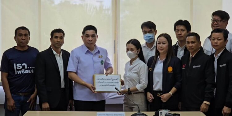 นนทบุรี สองสามีภรรยานักธุรกิจถูกนักการเมืองนามสกุลดังทางใต้ แอบอ้างเป็นผู้เชี่ยวชาญฯ อดีต รมว.มหาดไทย ตุ๋นเงินแลกโครงการพันล้าน สูญกว่า 7 ล้านบาท