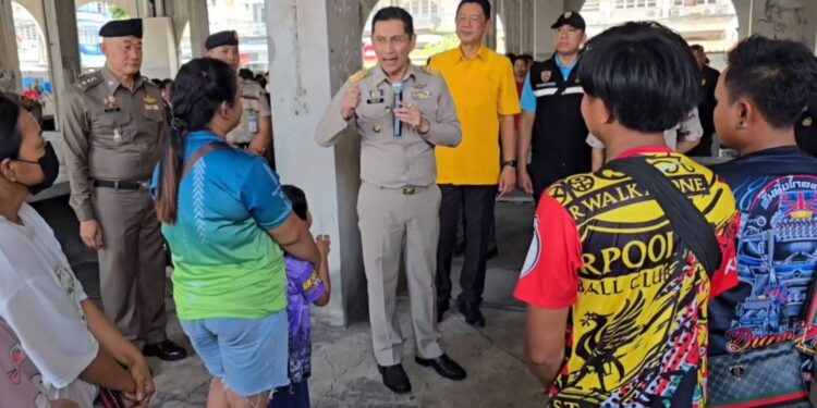 นนทบุรี ฝ่ายปกครอง-ตำรวจ สนธิกำลังกว่า 80 นาย ตรวจค้นตึกชมพู ป้องกันกลุ่มแรงงานต่างด้าวจับกลุ่มเคลื่อนไหว ไทย-กัมพูชา