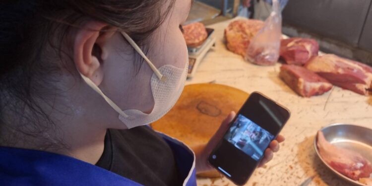 เขียงเนื้อสุดเซ็ง เจอเหลี่ยมสาวแสบ.หลอกจัดงานเลี้ยงให้ลูกน้องออกอุบายสั่งเนื้อหลายโล เตือนพ่อค้าแม่ค้าระวัง. โพสต์ใครพบเจอผู้หญิงคนนี้บ้างนั่งรถแท็กซี่ขึ้นไปเส้นสามัคคี มาซื้อของที่ตลาดปากเกร็ดพิชัยเชิดเงินผมไป 3,500 บาท