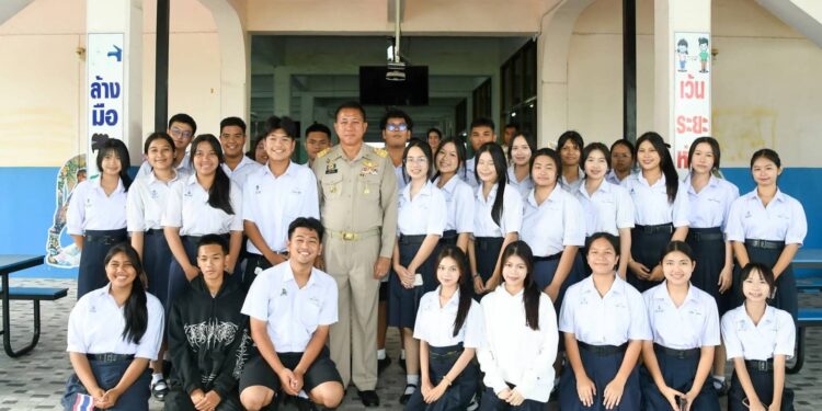 นายธวัชชัย ศรีทอง ผู้ว่าราชการจังหวัดชลบุรี เป็นประธานในกิจกรรม “ผู้ว่าฯ มาหาน้อง” จังหวัดชลบุรี ประจำปี 2568