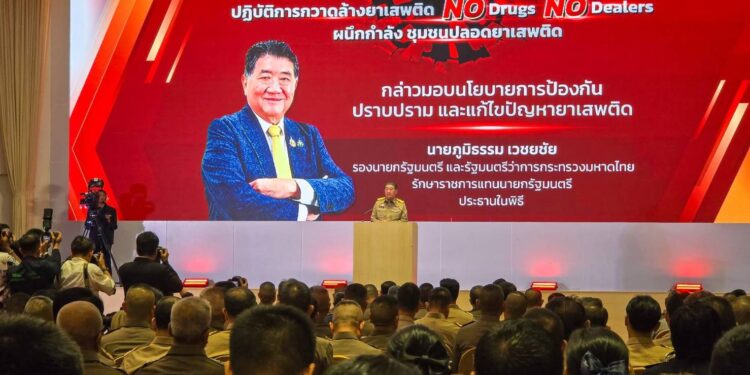 นายธวัชชัย ศรีทอง ผู้ว่าราชการจังหวัดชลบุรี พร้อมด้วยพ.ต.อ.ชาตรี สุขศิริ รองผู้บังคับการตำรวจภูธรจังหวัดชลบุรี เข้าร่วมพิธีเปิดปฏิบัติการกวาดล้างยาเสพติดภายใต้แนวคิด “No Drugs No Dealers” ผนึกกำลังชุมชนปลอดยาเสพติด โดยมีนายภูมิธรรม เวชยชัย รองนายกรัฐมนตรีและรัฐมนตรีว่าการกระทรวงมหาดไทย รักษาราชการแทนนายกรัฐมนตรี เป็นประธานในพิธี