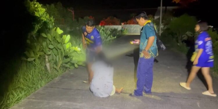 เจ้าหน้าที่กู้ภัยเร่งช่วยหญิงวัย 35 ปีเครียดปัญหาจะกระโดดบ่อน้ำ หลังถูกเจ้านายเบี้ยวค่าแรงไม่จ่ายเงินเดือนซ้ำให้ออกจากงานและที่พัก เหตุเพราะพาลูกไปหาหมอ