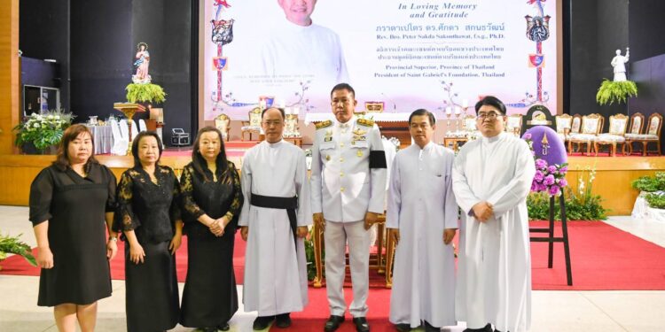 ผู้ว่าราชการจังหวัดชลบุรีเชิญพวงมาลาพระราชทาน วางหน้าหีบศพ อธิการเจ้าคณะเซนต์คาเบรียลแขวงประเทศไทย ประธานมูลนิธิคณะเซนต์คาเบรียลแห่งประเทศไทย และนายกสภามหาวิทยาลัยอัสสัมชัญ.