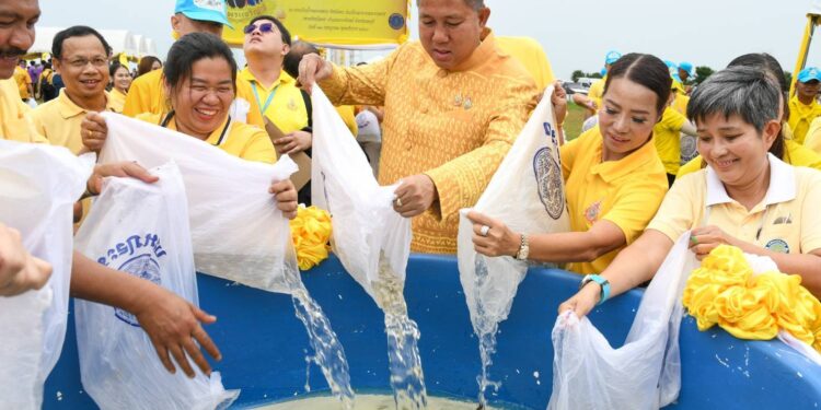 ชลบุรีจัดพิธีปล่อยพันธุ์สัตว์น้ำ 700,000 ตัว เฉลิมพระเกียรติในหลวง รัชกาลที่ 10 ณ อ่างเก็บน้ำคลองหลวง รัชชโลทร