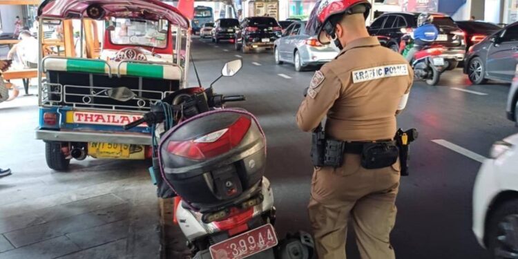 ระดม 15 วัน จับ 824 คดี ตุ๊กตุ๊ก-รถโดยสาร จอดกีดขวางหน้าห้างดังกลางกรุง