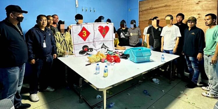 ชุดปฎิบัติการ ศปลป.บก.น.9 บุกทลายบ่อนกำถั่วซุกโรงกลึงเพชรเกษม รวบ 12 นักพนัน