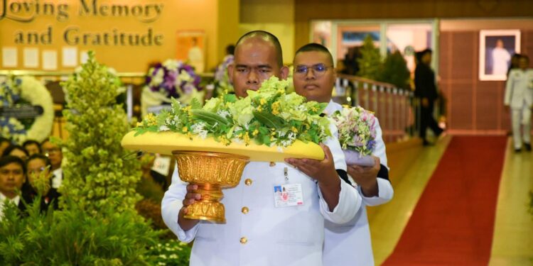 ผู้ว่าราชการจังหวัดชลบุรี เชิญพวงมาลาของพระบาทสมเด็จพระเจ้าอยู่หัว และพวงมาลาของสมเด็จพระนางเจ้า ฯ พระบรมราชินี ไปวางที่หน้าหีบศพ นายศักดา สกนธวัฒน์ อธิการเจ้าคณะเซนต์คาเบรียลแขวงประเทศไทย ประธานมูลนิธิคณะเซนต์คาเบรียลแห่งประเทศไทย และนายกสภามหาวิทยาลัยอัสสัมชัญ