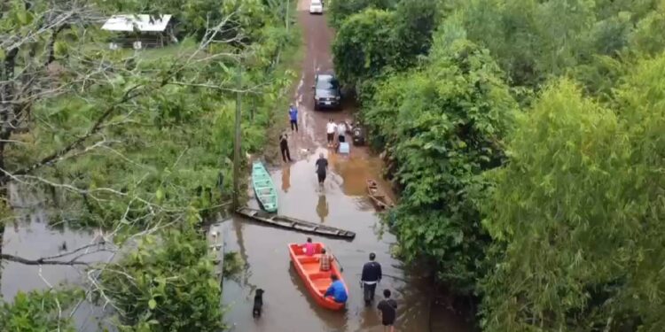 จ.สกลนคร เดินทางไปที่บ้านกอนสัมพันธ์ ม.9 ต.หนองลาด อ.เมือง จ.สกลนคร หลังทราบว่ามีประชาชนกำลังประสบความเดือดร้อนจากน้ำท่วมขัง เนื่องจากปีนี้น้ำมาเร็วและท่วมนาน เมื่อไปถึงท้ายหมู่บ้านซึ่งเป็นที่ราบลุ่มพบว่าน้ำท่วมขังเป็นบริเวณกว้างกินพื้นที่ประมาณ 200 ไร่