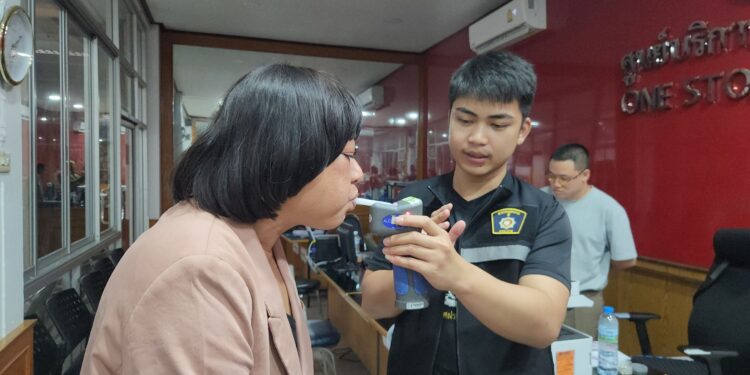 ธงธงมกจ๊ก ดาราตลกชื่อดัง ขับรถ ยนต์ นำลูกชิ้นมาเลี้ยงเด็กประสบอุบัติเหตุ เฉี่ยวชนกับรถจักรยานยนต์คนขับ เจ็บสาหัสวัดแอลกอฮอล์เป็นศูนย์