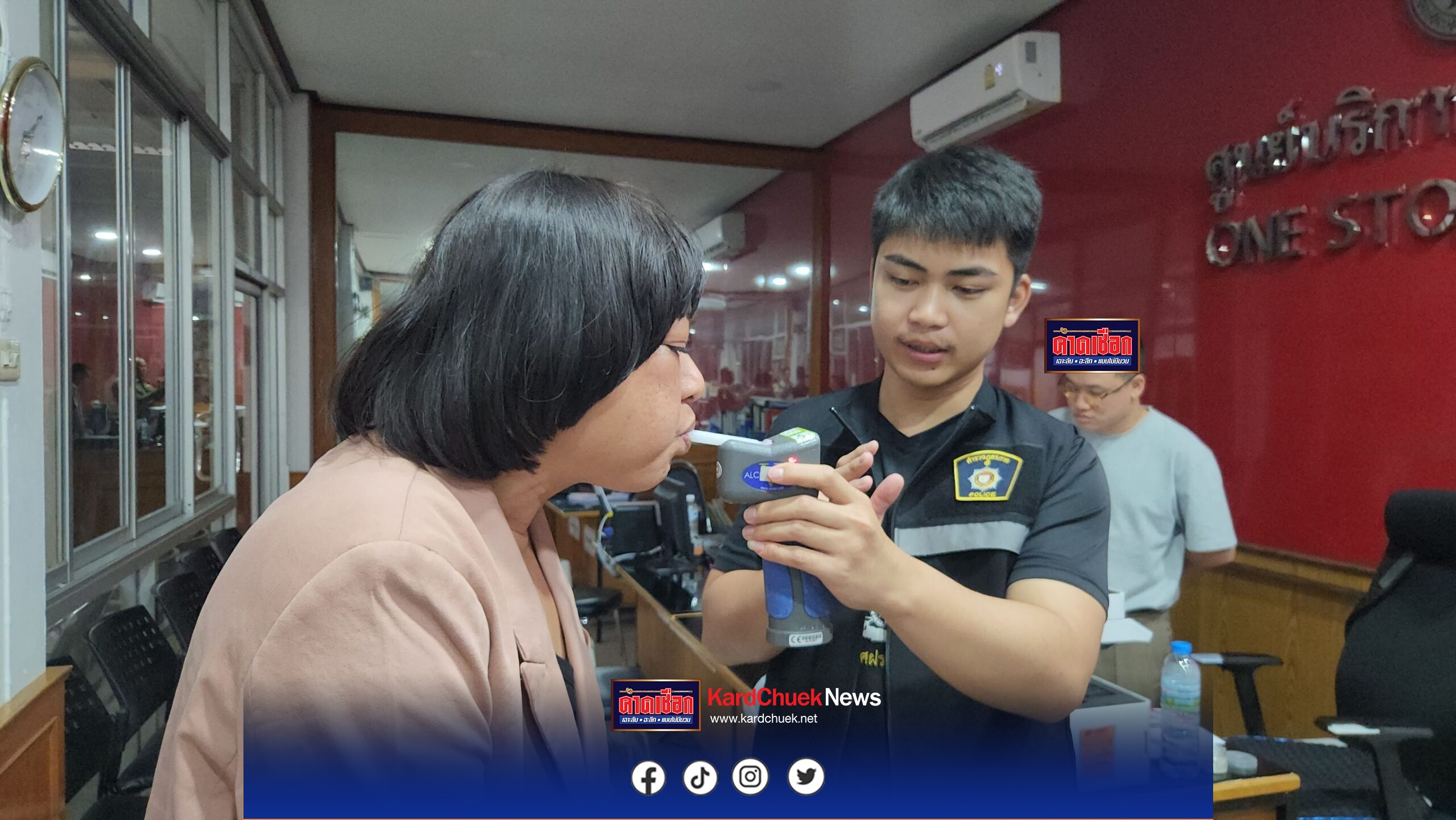 ธงธงมกจ๊ก ดาราตลกชื่อดัง ขับรถ ยนต์ นำลูกชิ้นมาเลี้ยงเด็กประสบอุบัติเหตุ เฉี่ยวชนกับรถจักรยานยนต์คนขับ เจ็บสาหัสวัดแอลกอฮอล์เป็นศูนย์