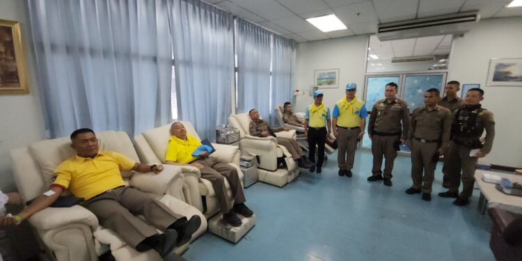 ผู้การอยุธยานำ ตำรวจอยุธยาพร้อมประชาชน หลั่งไหลร่วมบริจาคโลหิต ช่วยเหลือผู้ป่วยชายแดน