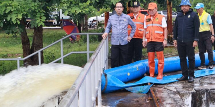 สกลนคร รับมือพายุวิภา ติดตั้งเครื่องสูบน้ำ ที่ ปตร.บ้านหนองบึง ดันน้ำออกจากหนองหาร