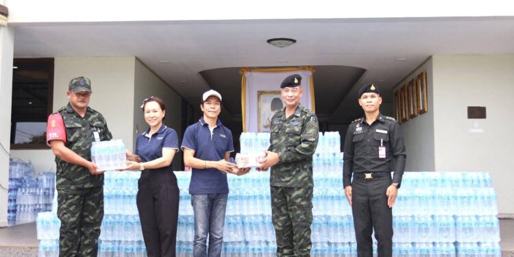 สกลนคร ทุกภาคส่วนแห่นำสิ่งของมามอบให้ทหารชาย แดนรักษาอธิปไตยของชาติ