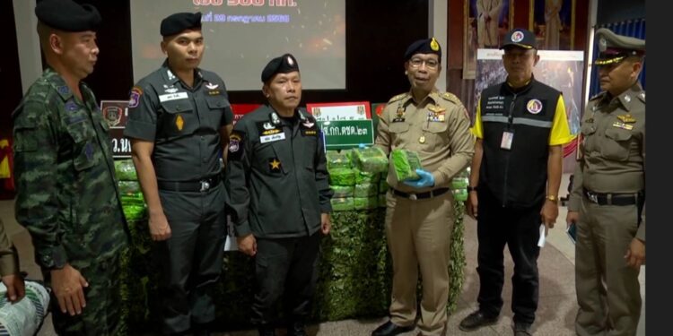 สกลนคร ตชด.ปิดจ็อบซ้อนแผนจับ 6 ผู้ต้องหา พร้อมยาไอซ์ครึ่งตัน