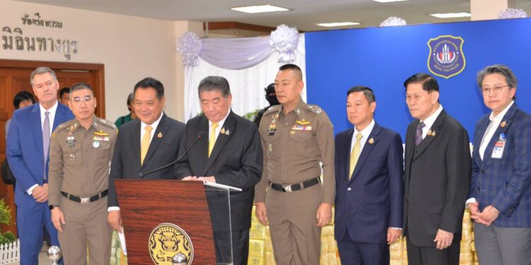 รรท.นายกฯ ภูมิธรรม ควง ทวี รมต.ยุติธรรม ร่วมแถลง ตำรวจ ปส.ถล่มเครือข่ายยเสพติด ยึดยาบ้ากว่า 46.88 ล้ำนเม็ด …รวบทั้งพระ นักบิน และแก๊งส่งด่วน!