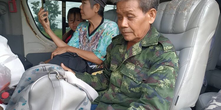 หดหู่ลุงคนจนๆ อายุ60 ปี ค่ารถหมดเดินเท้ากลับบ้านแจง!เมื่อก่อนเคยบวชเป็นหลายพรรษา สึกออกมามีแฟนมีสามีใหม่ไม่มีลูกด้วยกัน ได้อาศัยอยู่บ้านอาอยู่ที่บ้านกกโก ต.บ้านแก้ง อ.เมือง จ.สระแก้ว