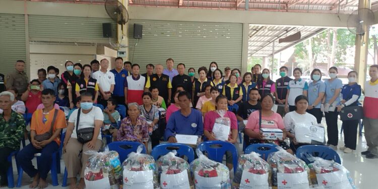 ผู้ว่าฯเยี่ยม 29 ชาวสระแก้วอพยพภัยสงครามมาปราจีนหลังไทยปะทะเขมรฝั่งภาคตะวันออกพร้อมตรวจร่างกายวัดไข้ ความดัน และมีตำรวจสภ.กบินทร์บุรีรักษาความปลอดภัย-นำข้าวสารและน้ำดื่มมามอบให้จำนวนหนึ่ง