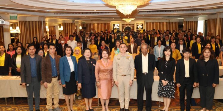 สกร. ลุย! ยกระดับผลิตภัณฑ์ชุมชนต้นแบบ ดันผลงานสู่มาตรฐานสากล